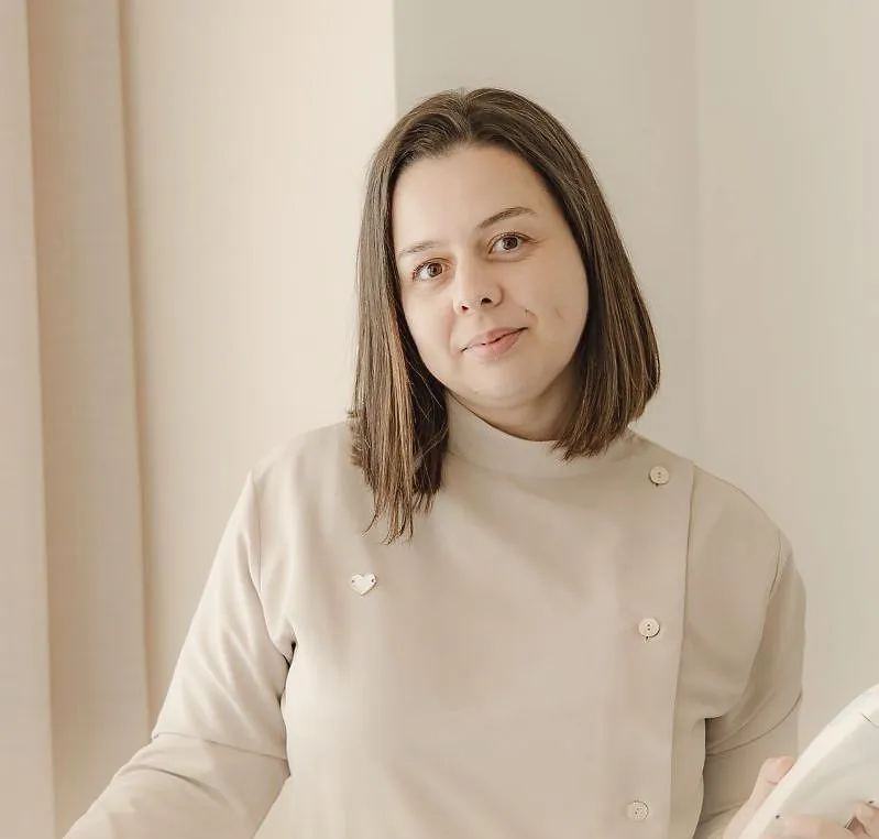 Dra. Luísa Fernandes, de bata bege, na clínica