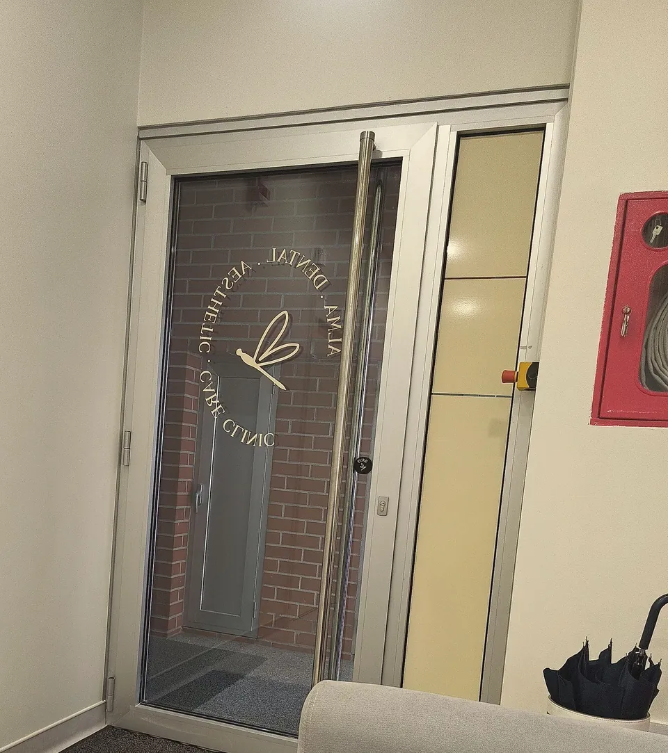 Porta interior com o selo da libélula