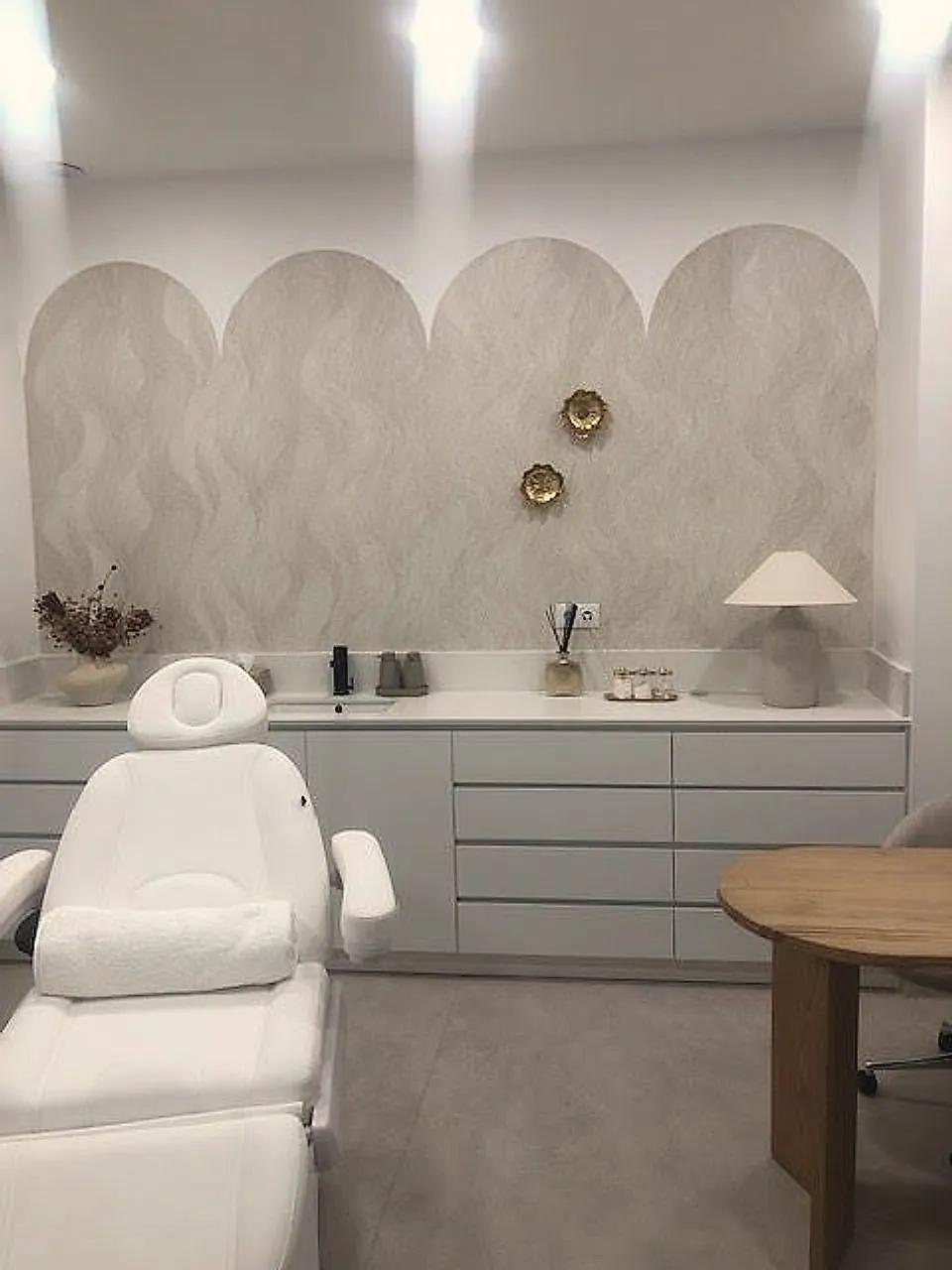 Sala de estética com parede de arcos