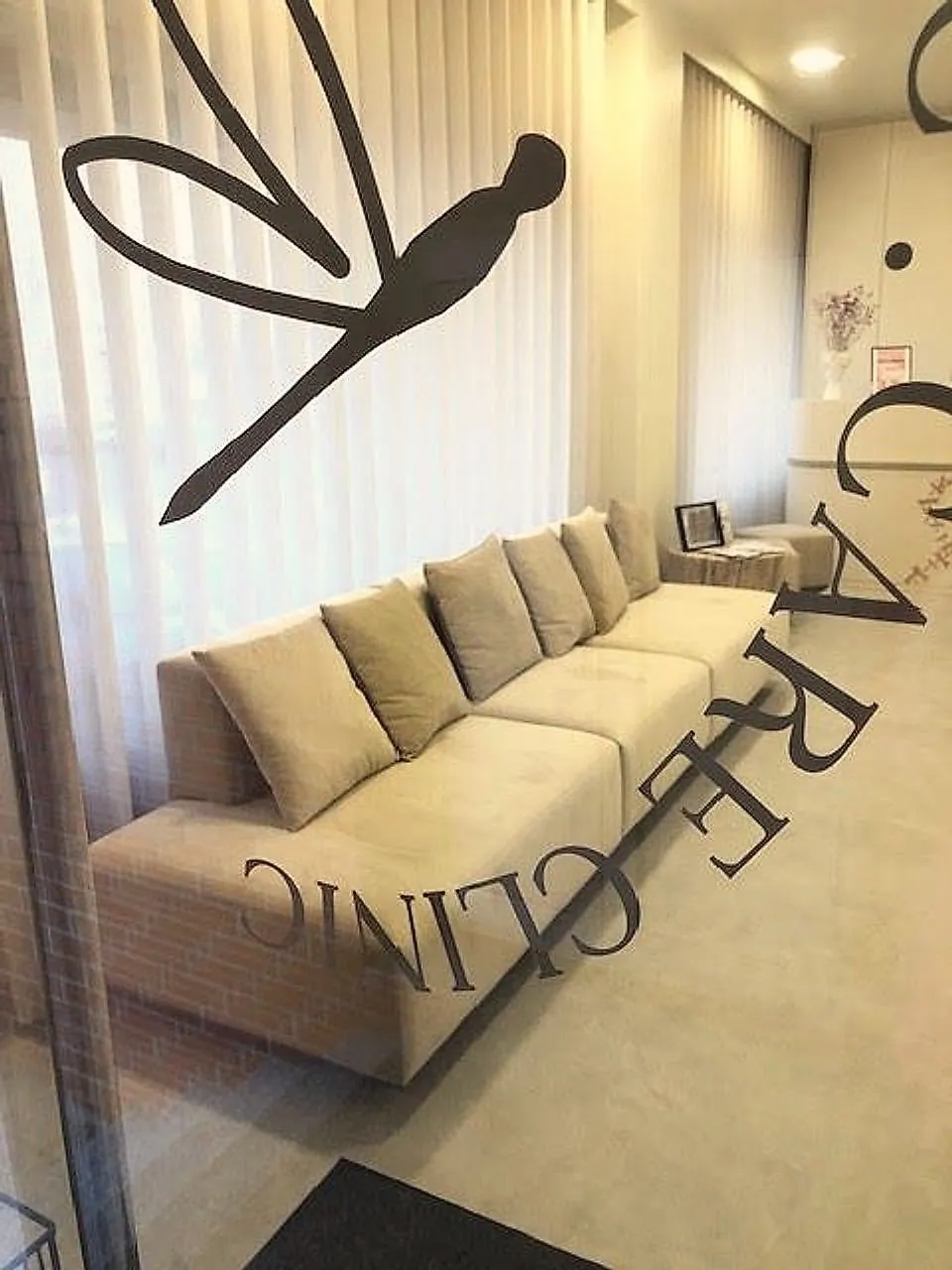 Sala de espera vista através do vidro com a libélula da ALMA